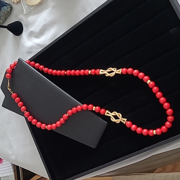 Vintage Napier Strand of Red Ball w/ gold tone Knott 8mm necklace Sharp - Picture 3 of 4
